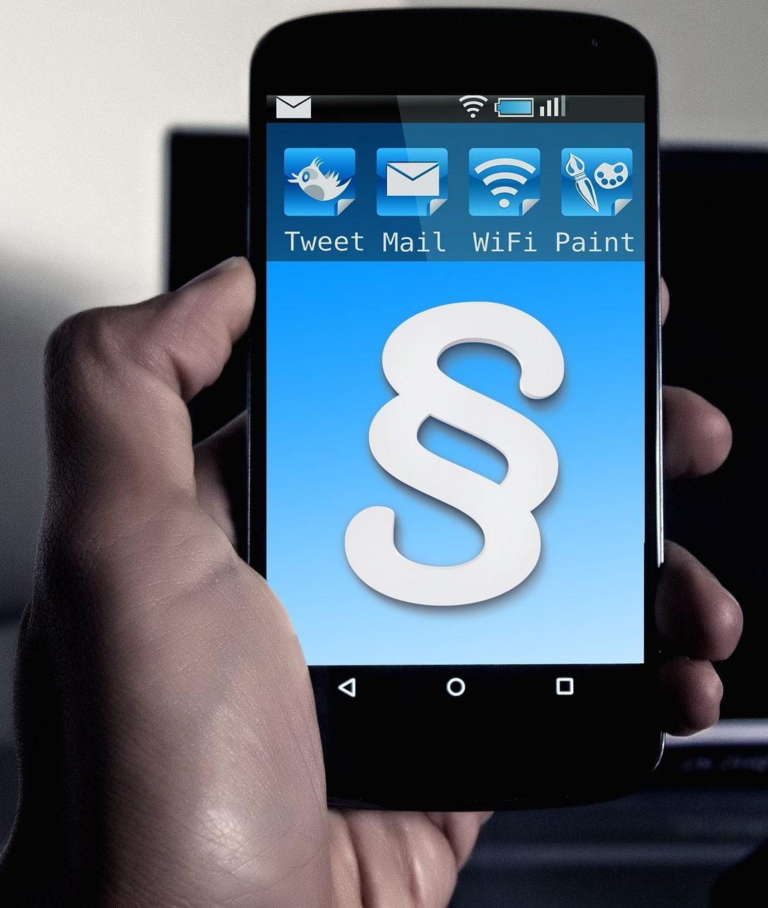 スマートフォンでGeminiとChatGPTを使い比べている様子