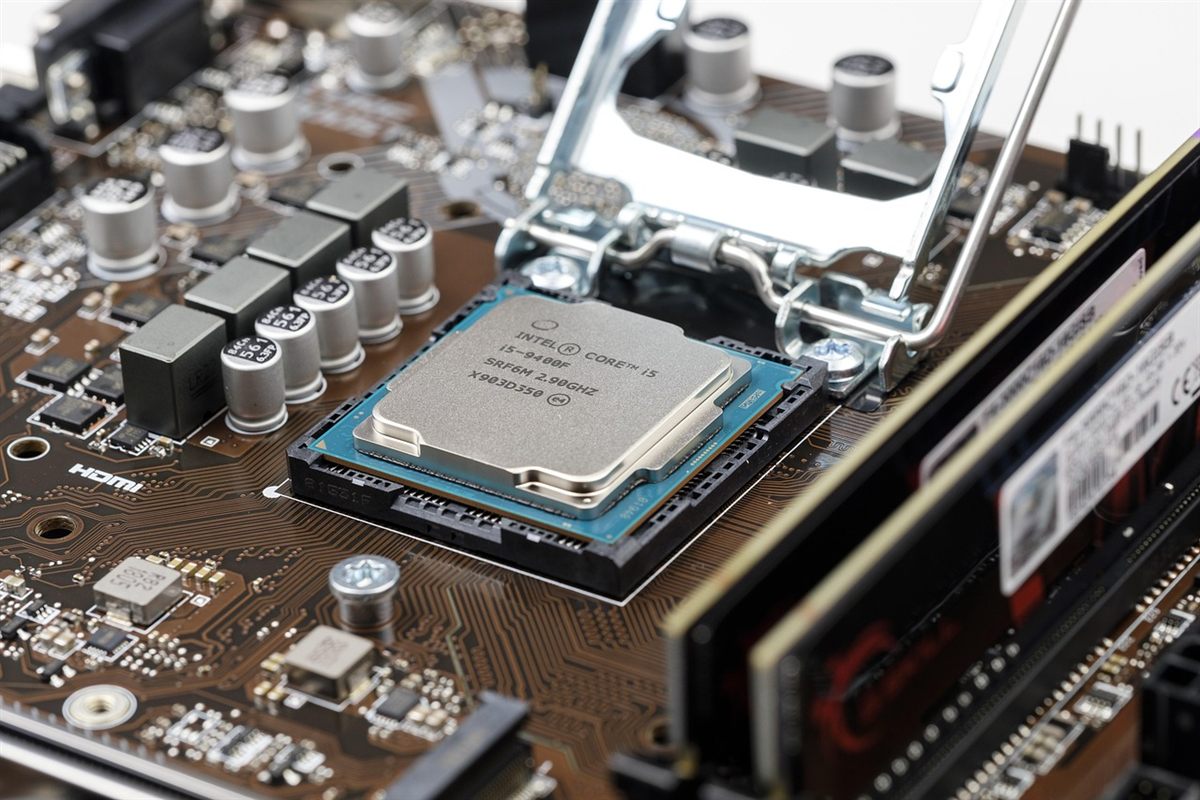 CPUプロセッサーチップとマザーボードのクローズアップ