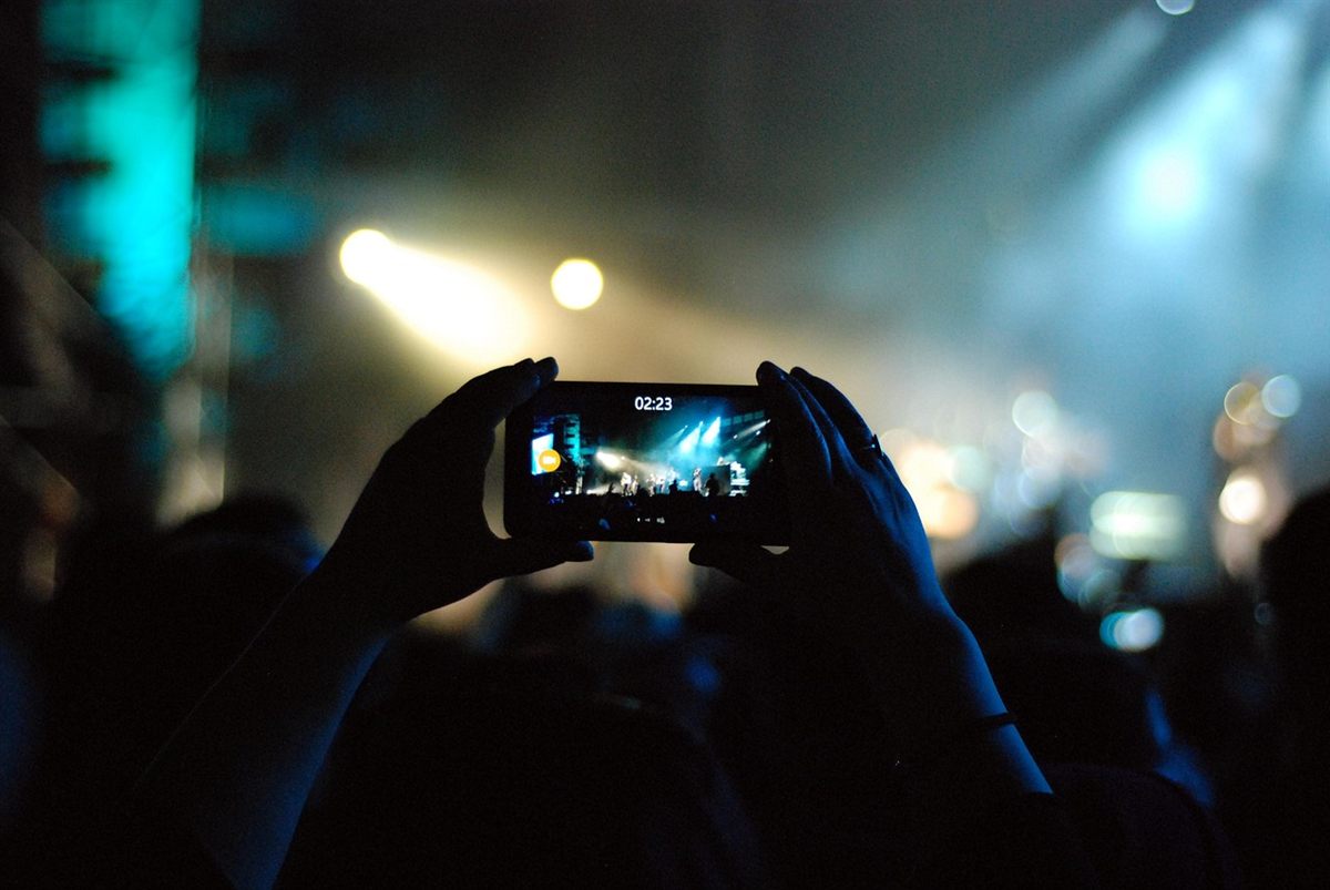 スマートフォンで配信・撮影している手元のシルエット