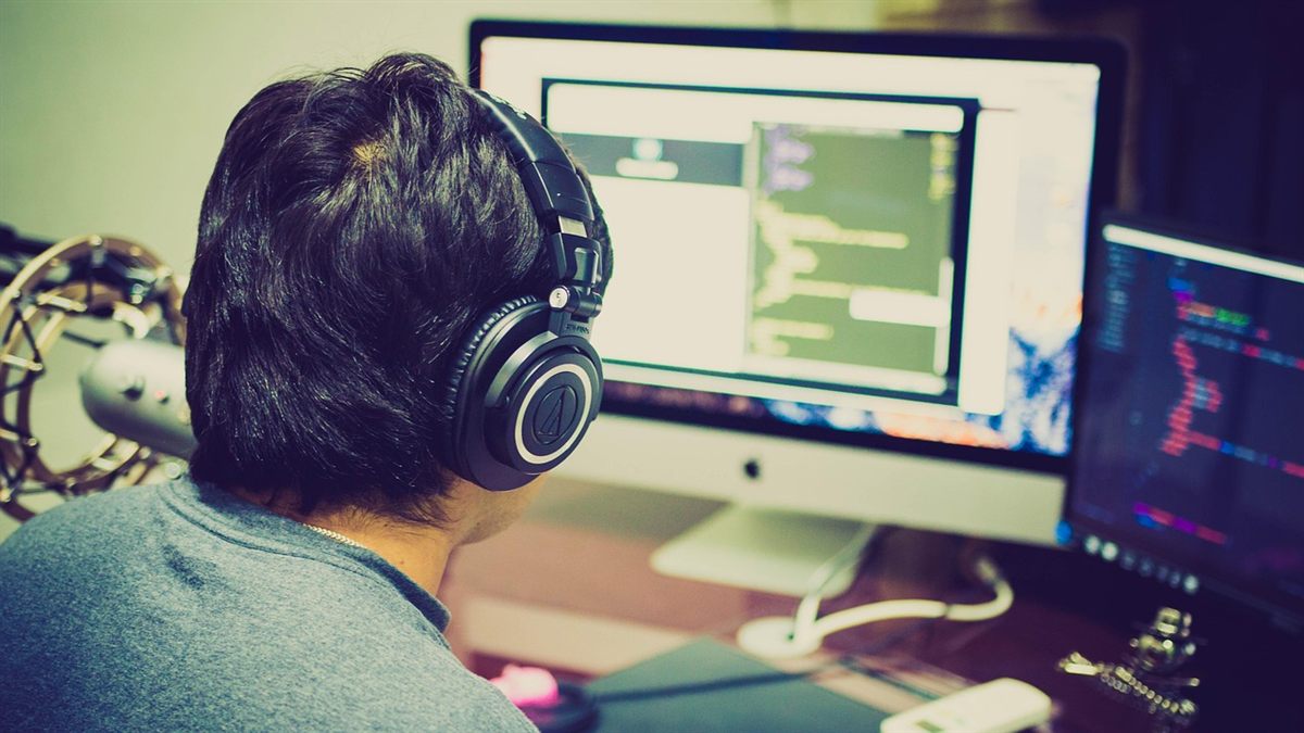 ヘッドホンをつけてプログラミング学習に取り組む様子